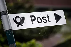 Wo lang geht es zur Post? Mancherorts endet der Weg vor einem Automaten. (Symbolbild) - © Sina Schuldt/dpa