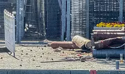 Teile der explodierten Gasflasche sollen laut einem Augenzeugen bis ins Wasser geflogen sein. - © Privat/dpa