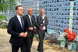 Zum Auftakt ihres Besuchs gedenken Spahn und Miersch der gefallenen Soldaten. - © Michael Fischer/dpa