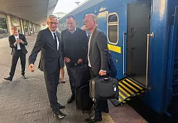 Spahn und Miersch werden bei ihrer Ankunft in Kiew vom deutschen Botschafter Jäger begrüßt. - © Michael Fischer/dpa