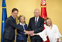 Mark Rutte, Ursula von der Leyen (2.v.l), und Giorgia Meloni (r) zusammen mit Kais Saied, dem Pr&auml;sidenten von Tunesien. - &copy; Freek Van Den Bergh/ANP/dpa