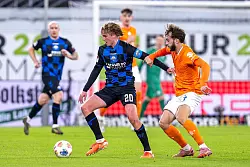Killian Corredor (rechts), hier im Zweikampf mit Paderborns Felix G&ouml;tze, erzielte Darmstadts 2:0-F&uuml;hrung. - &copy; David Inderlied/dpa