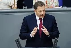 Klingbeil warb im Bundestag für sein Gesetz. - © Carsten Koall/dpa