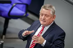 Hermann Gr&ouml;he (CDU) war unter der damaligen Kanzlerin Angela Merkel (CDU) von Dezember 2013 bis M&auml;rz 2018 Bundesgesundheitsminister. Noch einmal kandidieren m&ouml;chte er nicht. (Archivfoto) - &copy; Kay Nietfeld/dpa