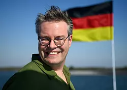 Tobias Lindner (Gr&uuml;ne) ist Staatsminister im Ausw&auml;rtigen Amt. Aus seiner Partei ist zu h&ouml;ren, er genie&szlig;e gro&szlig;en R&uuml;ckhalt in Partei und Fraktion. (Archivfoto) - &copy; Bernd von Jutrczenka/dpa