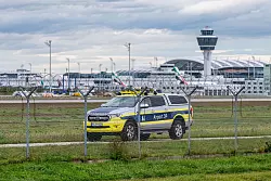 Die Bundespolizei sprach von zwei Drohnensichtungen im Bereich der Nord- und der S&uuml;dbahn. - &copy; Armin Weigel/dpa