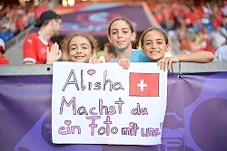 Junge Fans der Schweizer Spielerin Alisha Lehmann. - © Sebastian Christoph Gollnow/dpa