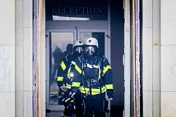 Mehr als 80 Kr&auml;fte sind im Einsatz. - &copy; Christoph Soeder/dpa