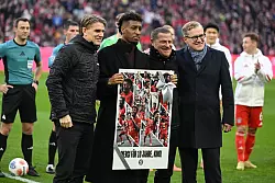 Vor dem Anpfiff verabschiedeten die Bayern-Bosse den langjährigen Bayern-Profi Kingsley Coman (2.vl). - © Sven Hoppe/dpa