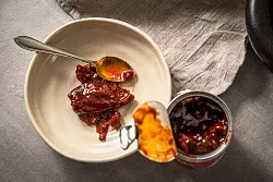 Wird gern zu den Tacos serviert: Chipotle Chilis in Adobo-Sauce aus der Dose. Das sind reife geräucherte Jalapenos-Chilli-Schoten in einer speziellen dicken würzig-pikanten Tomatensoße mit Essig. - © Christin Klose/dpa-tmn
