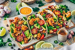 Schön bunt: Mit gebratenen Blumenkohlröschen und Tahini-Sauce schlägt Food-Bloggerin Bianca Zapatka eine vegane Taco-Variante vor. - © Bianca Zapatka/dpa-tmn