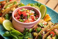 An der Salsa zu den Hähnchen-Tacos kann sich jeder nach Wahl bedienen. Die Salsa wird in der mexikanischen Küche «Pico de gallo» (spanisch für «Hahnenschnabel») genannt. - © Christin Klose/dpa-tmn