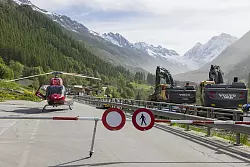 Straße am Ausgang des Dorfes Wiler in Richtung Blatten. - © Cyril Zingaro/KEYSTONE/dpa