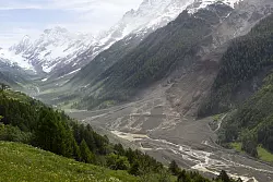 Die Lonza hat sich mehrere Wege über den Schuttkegel gesucht. - © Cyril Zingaro/KEYSTONE/dpa