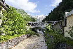 Das Wasser der Lonza rauscht wieder im unteren Tal. - © Julien Grindat/KEYSTONE/dpa