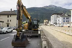 Etwaiges Schwemmmaterial soll schnell aus der Lonza genommen werden, um Blockaden zu verhindern - © Cyril Zingaro/KEYSTONE/dpa