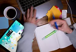 Rechnungen bezahlen, B&uuml;cher zur&uuml;ckgeben, Steuererkl&auml;rung machen: Auch mit Hilfsmitteln gehen wichtige Aufgaben bei Menschen mit psychischen Erkrankungen im Alltag oft unter. Doch es gibt Hilfe. - &copy; Sven Hoppe/dpa/dpa-tmn