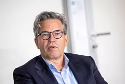 Der Vodafone-Manager Marcel de Groot r&auml;t zu Vorsicht. - &copy; Thomas Banneyer/dpa