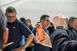 Das iPhone 17 Pro in der neuen Farbe Orange bekam besondere Aufmerksamkeit. - &copy; Andrej Sokolow/dpa