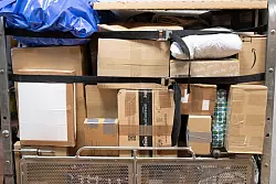 Laut der EU-Kommission stammen rund 90 Prozent, der in die EU importierten Päckchen aus China. (Archivbild) - © Sebastian Kahnert/dpa