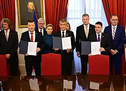 Andrej Babis (M), tschechischer Milliard&auml;r und Gr&uuml;nder der Partei ANO, stellt mit den Vorsitzenden der ultrarechten Freiheit und direkte Demokratie (SPD) und der Autofahrerpartei Motoristen einen Koalitionsvertrag vor. - &copy; im&aacute;nek V&iacute;t/CTK/dpa