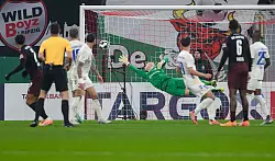 Antonio Nusa (RB Leipzig, l) trifft zum 1:1. - © Hendrik Schmidt/dpa