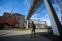 Ein russischer Soldat bewacht einen Bereich des Kernkraftwerks Saporischschja. Dieses Foto wurde w&auml;hrend einer vom russischen Verteidigungsministerium organisierten Reise aufgenommenen. - &copy; -/AP/dpa