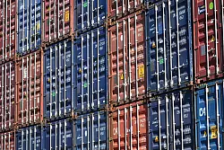 EY-Experten: Die chaotische US-Zollpolitik kommt zur Unzeit für die europäischen Top-Konzerne. (Symbolbild) - © Federico Gambarini/dpa