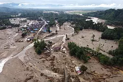 Viele Menschen warten noch immer auf Hilfe. - © Binsar Bakkara/AP/dpa