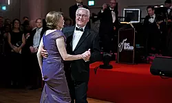 Bundespr&auml;sident Frank-Walter Steinmeier tanzt mit seiner Ehefra Elke B&uuml;denbender den offiziellen Er&ouml;ffnungswalzer. - &copy; Monika Skolimowska/dpa POOL/dpa