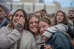 Reaktionen von Israelis bei der Nachricht über die Freilassung der vier Geiseln. - © Ilia Yefimovich/dpa