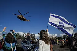 Den Geiseln wurden in Israel bereits erwartet - ihnen wurde ein emotionaler Empfang bereitet. - © Maya Alleruzzo/AP/dpa