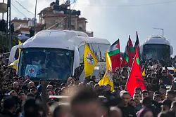 Auch freigelassene palästinensische Häftlinge wurden im Westjordanland von einer großen Menge empfangen. - © Nasser Nasser/AP/dpa