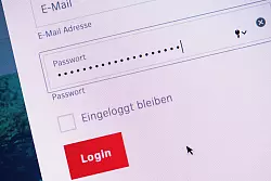 Ein starkes Passwort ist mindestens 15 Zeichen lang und verwendet Gro&szlig;- und Kleinbuchstaben, Zahlen sowie Sonderzeichen. - &copy; Catherine Waibel/dpa-tmn