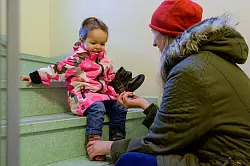 Die richtige Innenlänge ist entscheidend: Schuhe sollten beim Kauf mindestens zwölf, maximal siebzehn Millimeter länger als der Kinderfuß sein. - © Andrea Warnecke/dpa-tmn