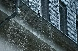 Der Regen will einfach nicht aufhören: Haben Fenster oder Türen bei einem Unwetter Schaden genommen, sollten die offenen Stellen schnell abgedichtet werden, um Folgeschäden zu vermeiden. - © Silas Stein/dpa/dpa-tmn