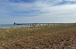 Über dem Meer laufen: Die Seebrücke Zingst ist 270 Meter lang. - © Georg Weindl/dpa-tmn