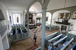 Die Seemannskirche aus dem 18. Jahrhundert gilt als eines der ältesten Baudenkmäler auf der Ostseehalbinsel Fischland-Darß-Zingst. - © Bernd Wüstneck/dpa-Zentralbild/dpa-tmn