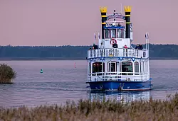 Maritimes Feeling beschert auch eine Bodden-Rundfahrt mit dem Dampfer MS «Baltic Star». - © Jens Büttner/dpa/dpa-tmn