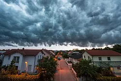 Da braut sich was zusammen: Wenn Unwetter Schäden am Eigenheim anrichten, sollten Betroffene zügig reagieren. - © Armin Weigel/dpa