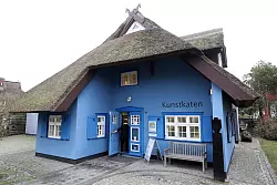 Blau und 1909 nach Entwürfen der Maler Paul Müller-Kaempf und Theobald Schorn gebaut: der Ahrenshooper Kunstkaten. Müller-Kaempff ist der Gründungsvater der Künstlerkolonie Ahrenshoop. - © Bernd Wüstneck/dpa-Zentralbild/dpa-tmn