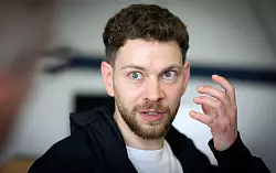 Student Lahav Shapira äußert sich nach dem Prozess gegen einen Ex-Kommilitonen. - © Bernd von Jutrczenka/dpa