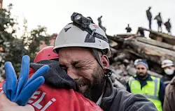 Ein Vater weint vor Freude, nachdem seine siebenj&auml;hrige Tochter in Adana nach vier Tagen aus einem eingest&uuml;rzten Geb&auml;ude befreit wurde. - &copy; Svet Jacqueline/ZUMA Press Wire/dpa