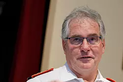 Der Präsident des Feuerwehrverbandes, Karl-Heinz Banse, fordert ein schnelles Handeln der Justiz bei Gewalt gegen Einsatzkräfte. (Archivbild) - © Carsten Koall/dpa