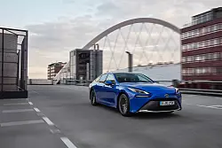 Elektrisch fahren und tanken: Das gew&auml;hrleisten Wasserstoffautos wie der Toyota Mirai. - &copy; Toyota/dpa-tmn