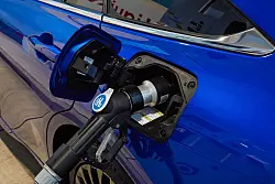 Einmal volltanken, bitte: Auf den ersten Blick ein normaler Tankvorgang - erst wer genauer hinschaut, erkennt die spezielle Wasserstoff-Zapfpistole. - &copy; Toyota/dpa-tmn