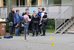 Laut Polizei ging der Attacke ein Streit voraus. - © Tobias Junghannß/dpa