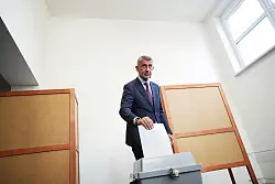 Der Vorsitzende der Oppositionspartei ANO, Andrej Babis, gibt in einem Wahllokal in Ostrava seine Stimme f&uuml;r die Parlamentswahlen ab. (Archivbild) - &copy; Petr David Josek/AP/dpa