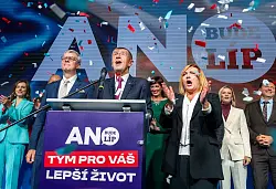 Der Vorsitzende der Oppositionsbewegung ANO, Andrej Babis (M), spricht nach der Bekanntgabe des Wahlergebnisses. - &copy; &Oslash;&iacute;hov&aacute; Michaela/CTK/dpa