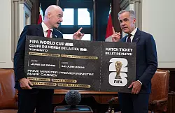 Ticket in Übergröße: Kanadas Premierminister Carney mit FIFA-Boss Infantino. - © Adrian Wyld/The Canadian Press/AP/dpa